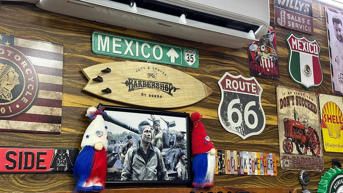 Muro con letreros de México, Ruta 66 y el nombre Barbershop By Gordo