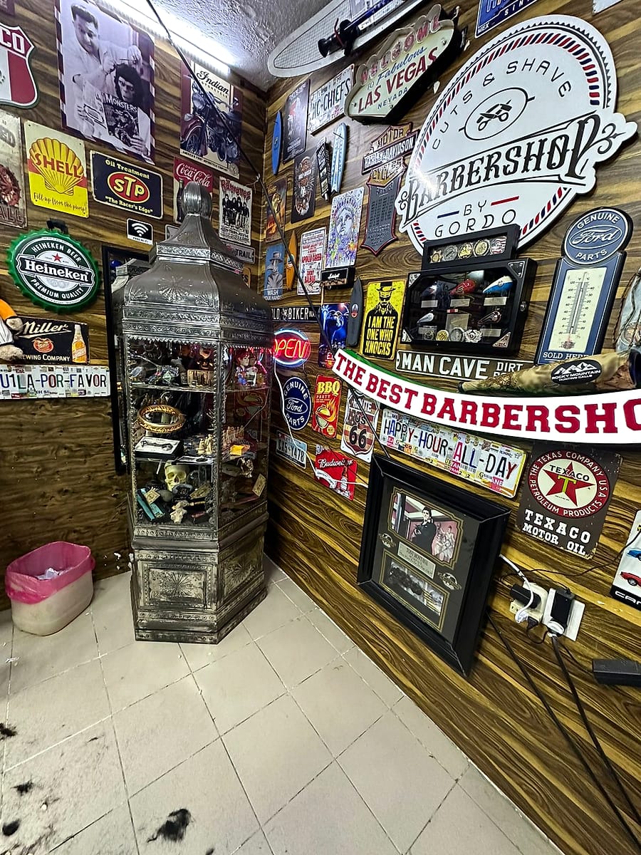 Vitrina y letrero The Best Barbershop