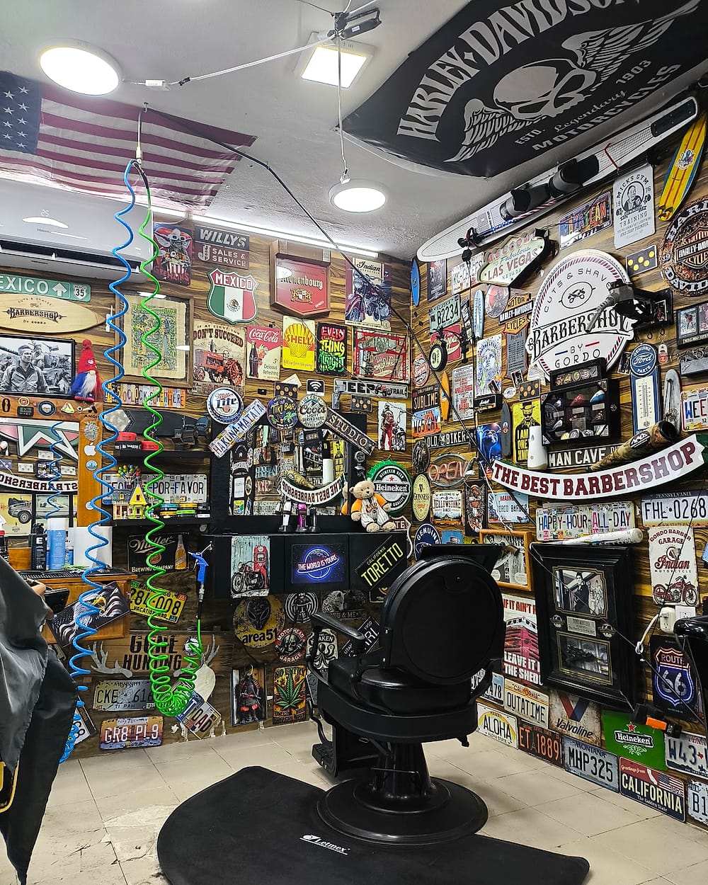 Interior de Barbershop By Gordo decorado con letreros clásicos